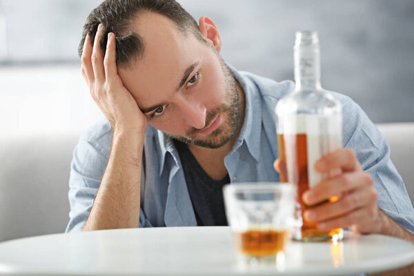 Красивый депрессивный мужчина
