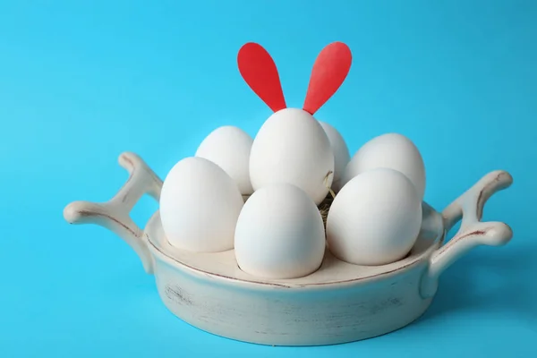 Пасхальні яйця зі смішним декором — стокове фото