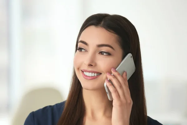 Beautiful young woman talking by mobile — Stock Photo, Image