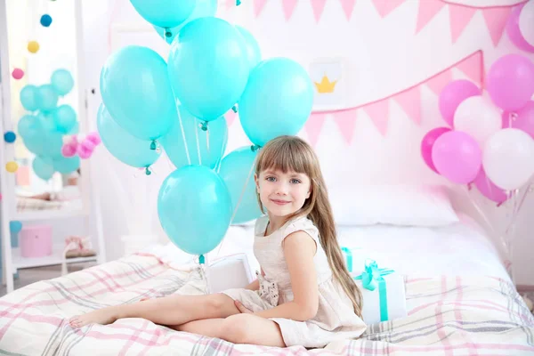 Meisje in kamer ingericht voor verjaardagsfeest — Stockfoto