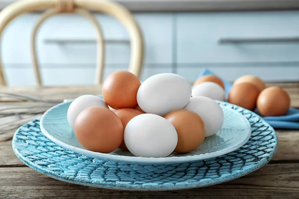 Çiğ yumurta ile plaka — Stok fotoğraf