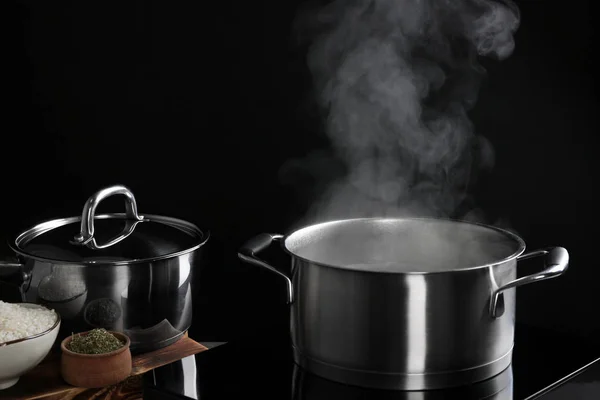 Faire cuire à la vapeur sur la casserole sur le poêle — Photo
