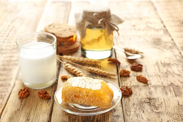 Komposisi dengan susu, madu dan roti — Stok Foto