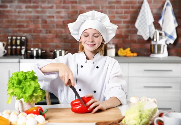 Söt flicka matlagning — Stockfoto