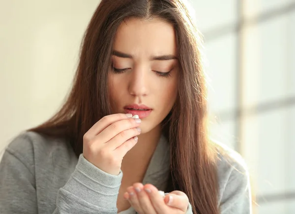 落ち込んでいる女性の薬と一緒に — ストック写真