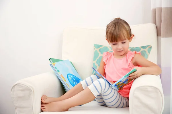 Küçük kız kitap okuyor. — Stok fotoğraf