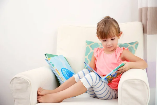 Little girl reading book — Stock Photo, Image