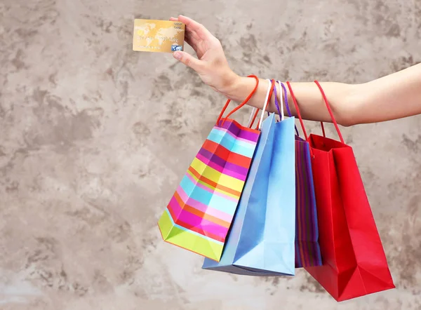 Γυναίκα με τσάντες για ψώνια και πιστωτική κάρτα — Φωτογραφία Αρχείου