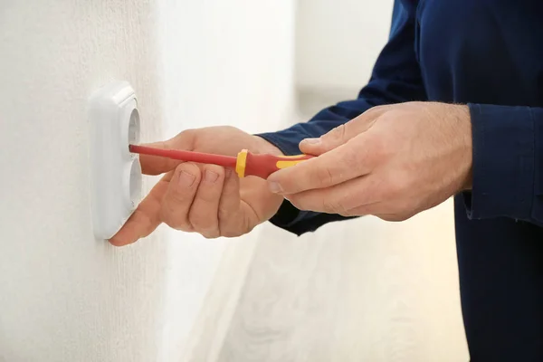 Electrician installing wall socket — Stock Photo, Image