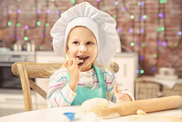 Meisje maken koekjes op tafel — Stockfoto