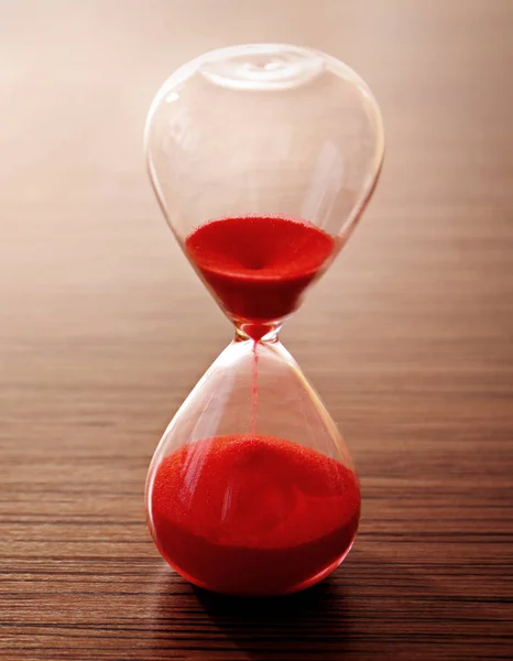 赤い砂の結晶砂時計 — ストック写真