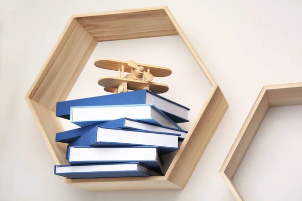 Könyvkötegek fából készült polcon — Stock Fotó