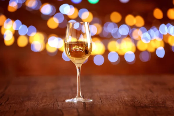 Bicchiere di vino sul tavolo di legno — Foto Stock