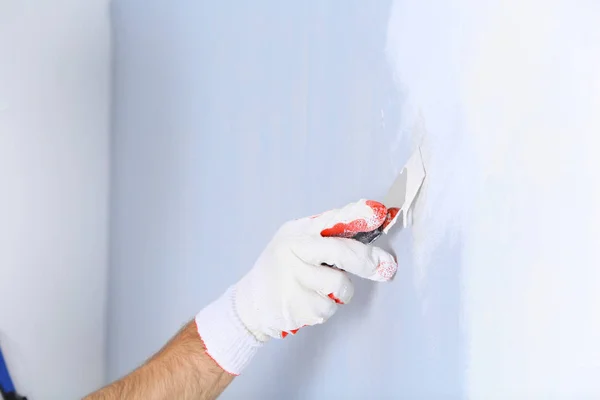 Trabalhador fazendo reparação no quarto — Fotografia de Stock