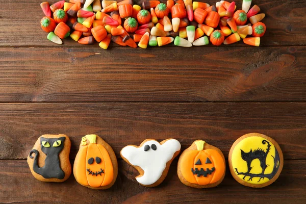 Halloween koekjes en jelly snoepjes op houten achtergrond — Stockfoto