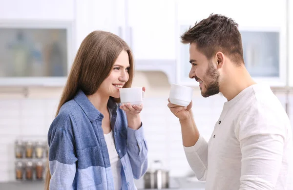 Jeune couple boire du café — Photo