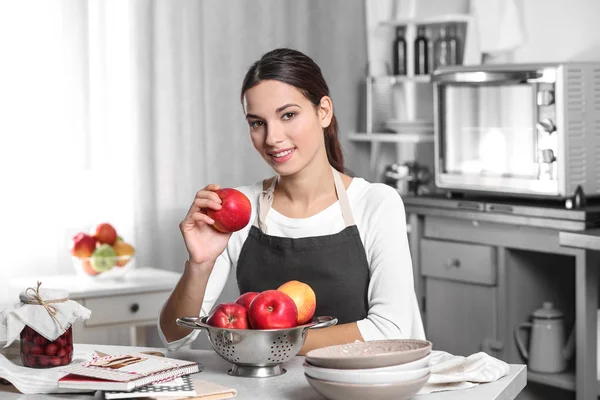 Jonge vrouw met appel — Stockfoto