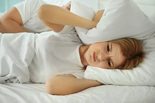 Young girl can't sleep because of her man's snoring — Stock Photo, Image