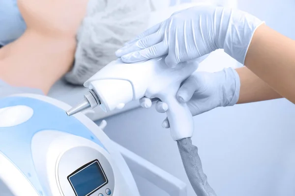 Cosmetologist com máquina a laser — Fotografia de Stock