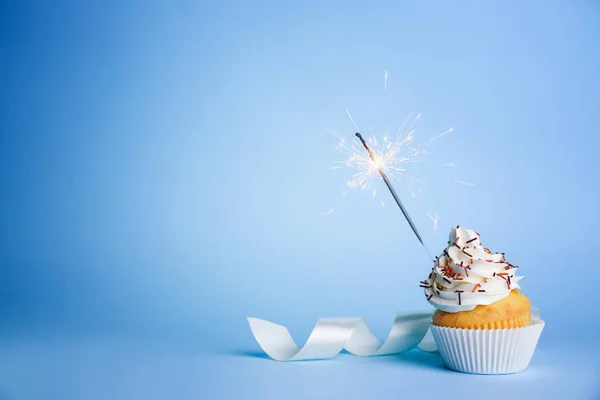 Délicieux cupcake avec scintillant — Photo