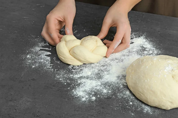 महिला चवदार ब्रेडेड बन तयार करीत आहे — स्टॉक फोटो, इमेज