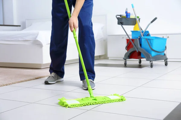 Legs of man moping floor — Stock Photo, Image