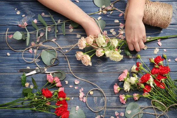 Weibliche Hände machen Blumenstrauß — Stockfoto