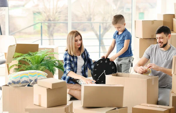 Glückliche Familie packt Kartons — Stockfoto