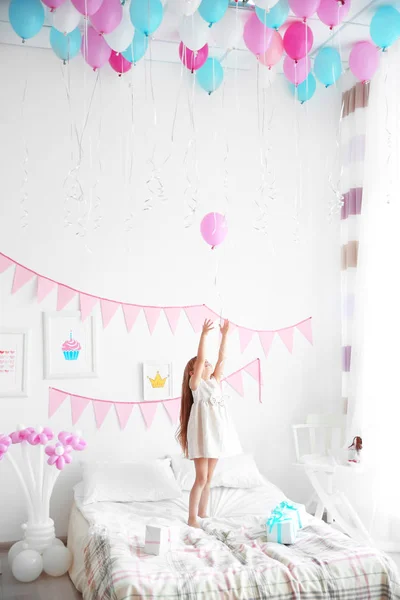 Chica en la habitación decorada para fiesta de cumpleaños — Foto de Stock