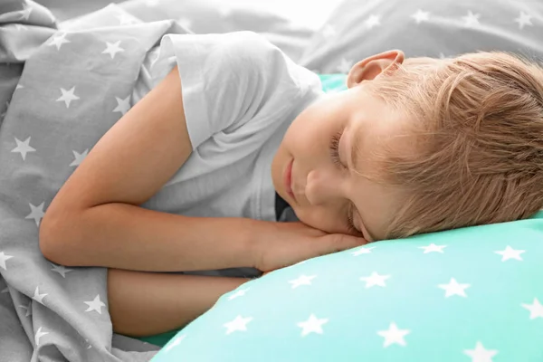 Liten pojke sova i sängen — Stockfoto