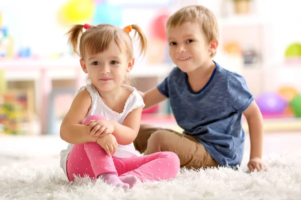 Lindos niños divertidos — Foto de Stock