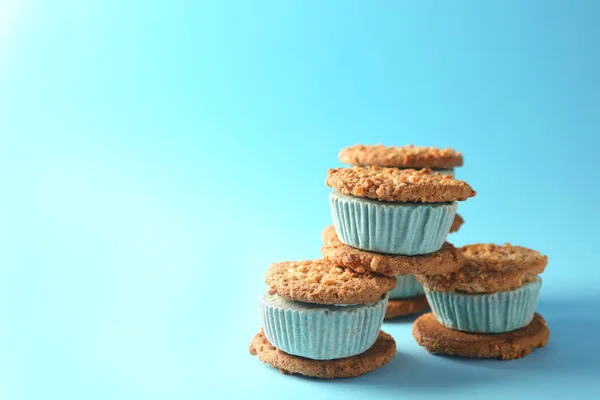 Kiwi ice cream cookie sandwiches — Stock Photo, Image