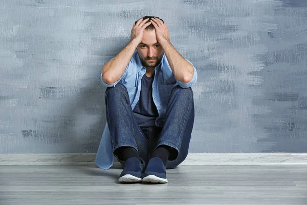 Hombre apuesto y deprimido —  Fotos de Stock