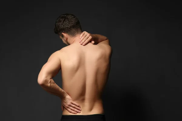 Человек, страдающий от боли в спине — стоковое фото