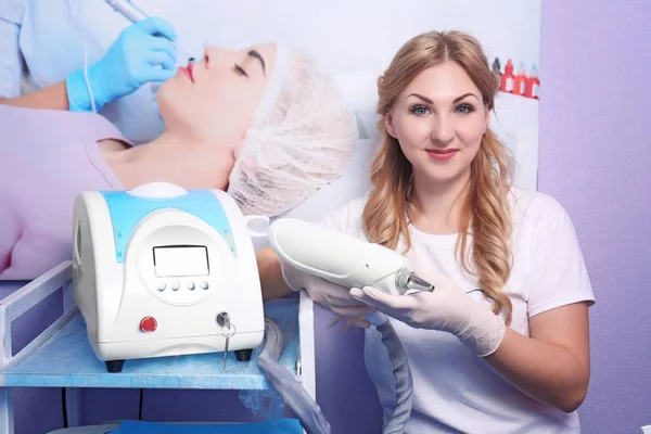 Cosmetologue avec machine laser — Photo