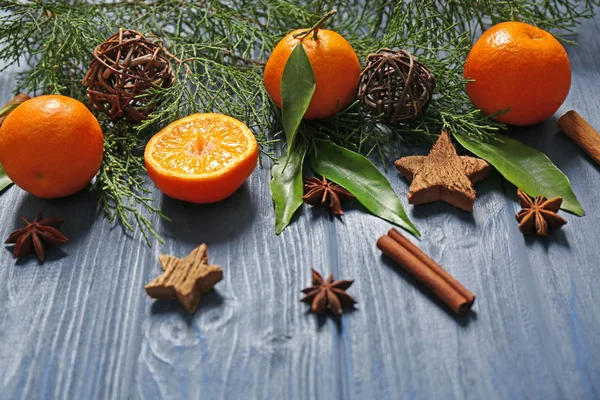 Samenstelling van mandarijnen, specerijen en naaldhout takken — Stockfoto