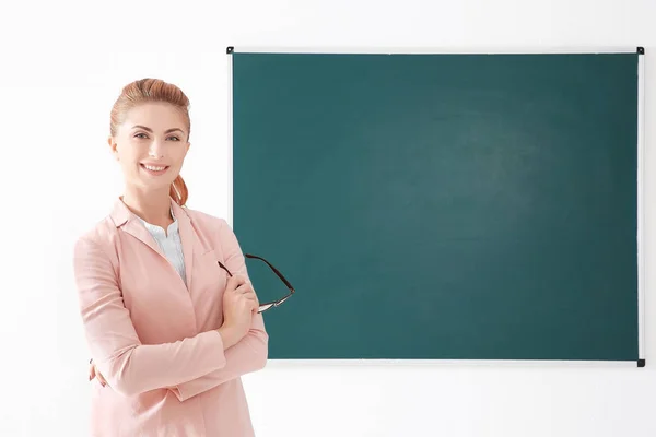 Jeune professeur à côté du tableau noir — Photo