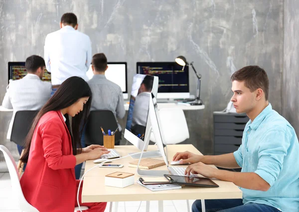 Jonge programmeurs werken in office — Stockfoto