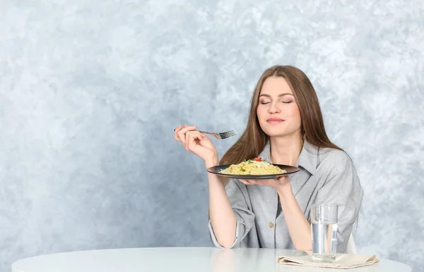 Mujer comiendo pasta —  Fotos de Stock