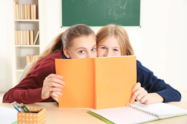 Duas meninas bonitos na aula da escola — Fotografia de Stock