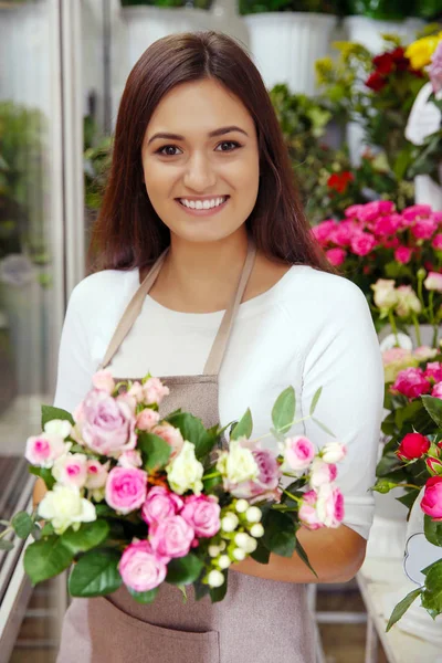 Hübsche junge Floristin — Stockfoto