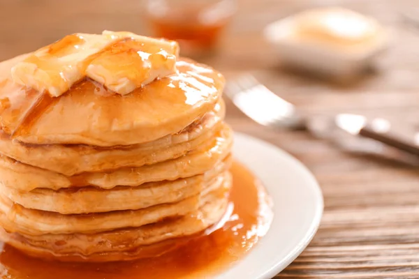 Pfannkuchen mit Butter und Ahornsirup — Stockfoto