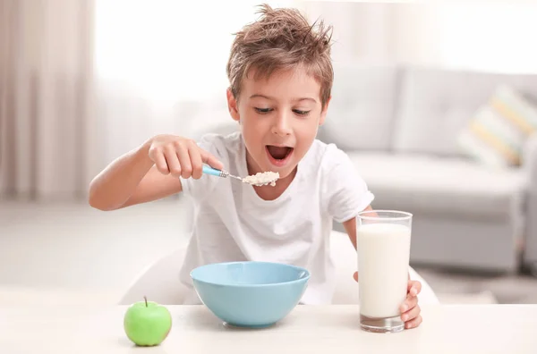 Söt pojke med frukost — Stockfoto