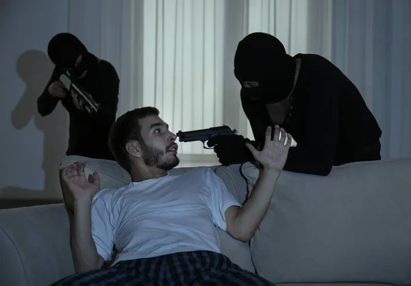 Armed thieves entering a house — Stock Photo, Image