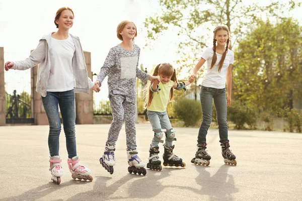 Meninas adolescentes em patins no parque — Fotografia de Stock