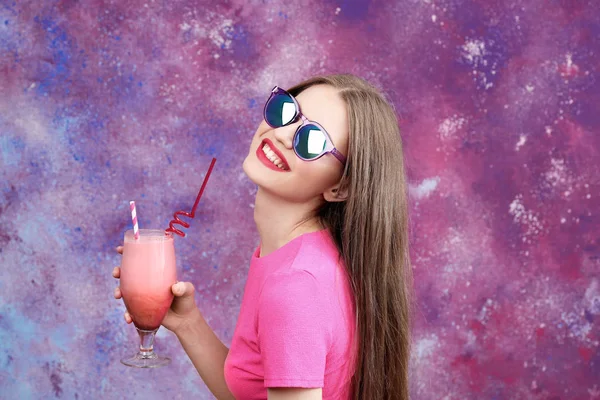 Молода жінка з коктейлем — стокове фото