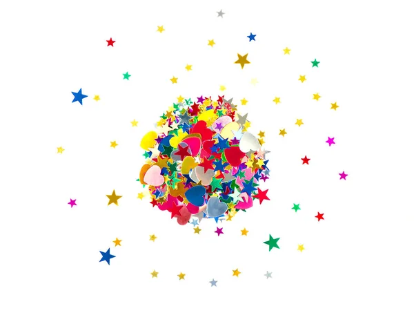 Heldere confetti in de vorm van sterren en harten op witte achtergrond — Stockfoto