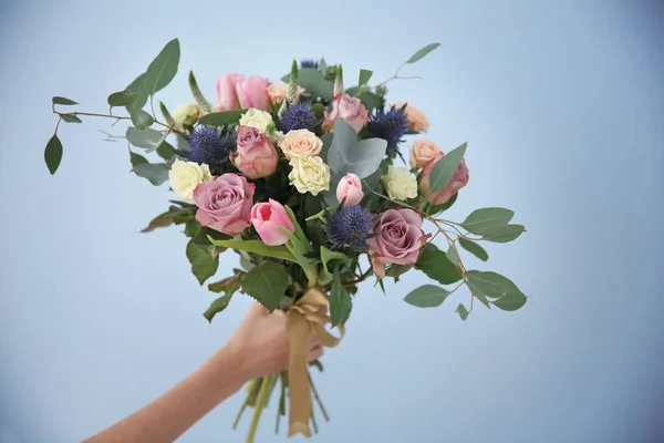 Female hand holding beautiful bouquet — Stock Photo, Image