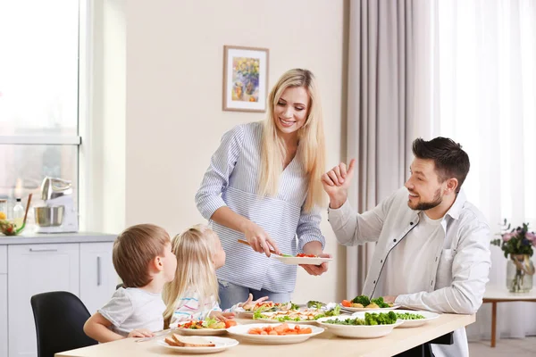 快乐的家庭在家里吃早餐 — 图库照片