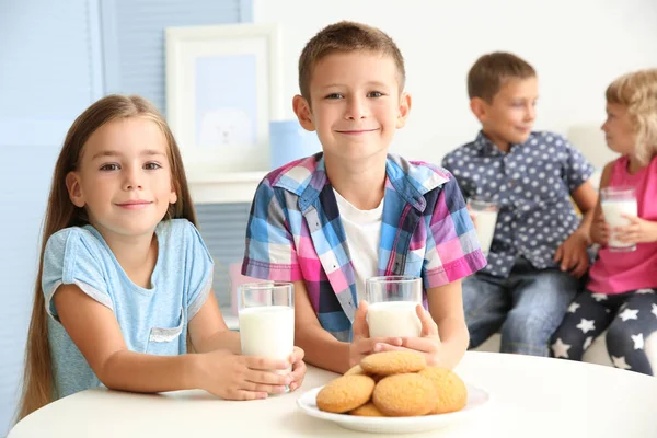 Chlapec a dívka se sklenicemi mléka — Stock fotografie